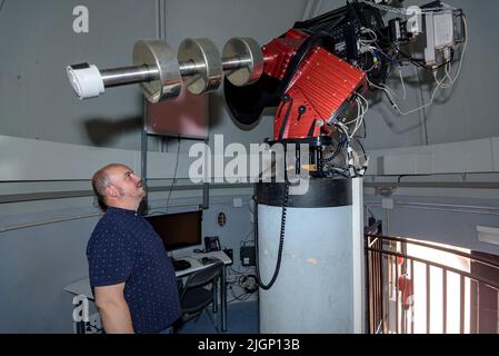 Salvador Ribas, Direktor des Universe Observation Center, manövriert ein Teleskop im Astronomischen Park von Montsec in Àger (Lleida, Katalonien) Stockfoto