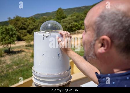 Salvador Ribas, Direktor des Universe Observation Center, manövriert ein Teleskop im Astronomischen Park von Montsec in Àger (Lleida, Katalonien) Stockfoto