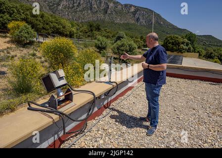 Salvador Ribas, Direktor des Universe Observation Center, manövriert ein Teleskop im Astronomischen Park von Montsec in Àger (Lleida, Katalonien) Stockfoto