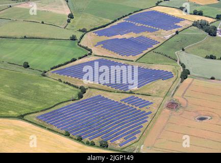 Luftaufnahme eines neu gebauten Solarparks in Tunstall bei Catterick, North Yorkshir Stockfoto