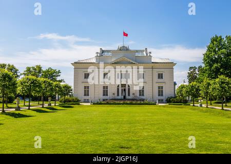 Schloss Uzutrakis. Kolonnadenvilla inmitten von Landschaftsgärten Stockfoto