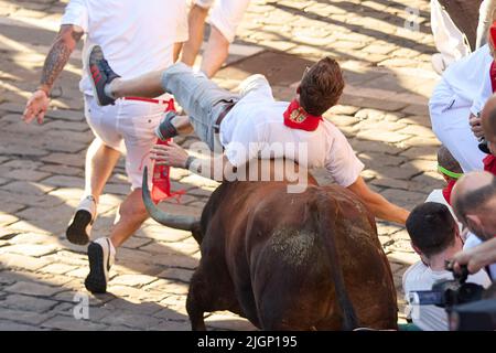 Pamplona, Spanien. 12.. Juli 2022. Am sechsten Tag des Laufs der Bullen in San Fermin Pamplona wurde ein Läufer von dem Stier aus dem Vieh von Jandilla getroffen. (Foto von Fernando Pidal/SOPA Images/Sipa USA) Quelle: SIPA USA/Alamy Live News Stockfoto