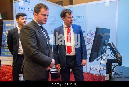 London, Großbritannien. 12.. Juli 2022. Der Abgeordnete Kevin Foster, Minister für sichere und legale Migration, nimmt am IBMATA-Gipfel Teil. Kevin FosterMP trifft die Teilnehmer, Sponsoren und Fachaussteller auf dem International Border Management and Technologies Summit mit dem Cairman Tony Smith CBE. Kredit: Peter Hogan/Alamy Live Nachrichten Stockfoto