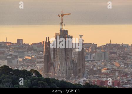 Sonnenaufgang in Barcelona und die Sagrada Familia vom Berg Tibidabo aus gesehen (Barcelona, Katalonien, Spanien) ESP: Amanecer en Barcelona (Cataluña) Stockfoto