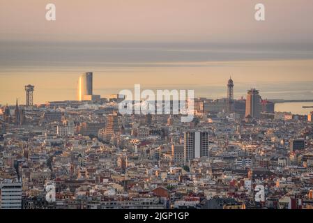 Sonnenaufgang in Barcelona und der W Hotelturm vom Tibidabo Berg aus gesehen (Barcelona, Katalonien, Spanien) ESP: Amanecer en Barcelona y el Hotel Vela Stockfoto