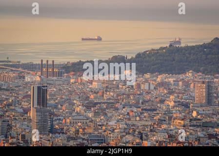 Sonnenaufgang in Barcelona vom Berg Tibidabo (Barcelona, Katalonien, Spanien) ESP: Amanecer en Barcelona vista desde la Montaña del Tibidabo Stockfoto