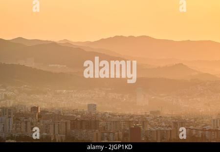 Sonnenaufgang über der Region Barcelona und Santa Coloma de Gramenet vom Berg Tibidabo aus gesehen (Barcelona, Katalonien, Spanien) Stockfoto