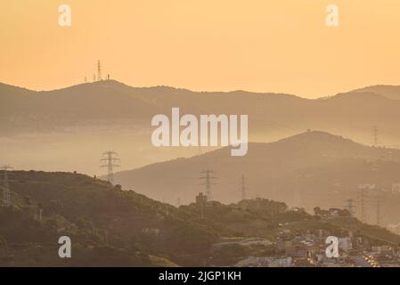 Sonnenaufgang über der Region Barcelona und Santa Coloma de Gramenet vom Berg Tibidabo aus gesehen (Barcelona, Katalonien, Spanien) Stockfoto