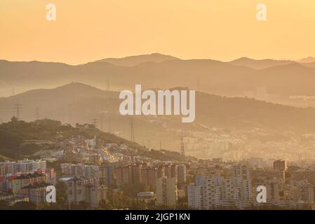 Sonnenaufgang über der Region Barcelona und Santa Coloma de Gramenet vom Berg Tibidabo aus gesehen (Barcelona, Katalonien, Spanien) Stockfoto