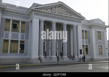 Malerische Außenansicht des Colegio San Lorenzo, einem historischen neoklassizistischen Gebäude in Cienfuegos, Kuba. Stockfoto