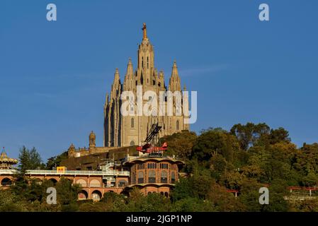 Der Sühnentempel des Heiligen Herzens Sagra Cor del Tibidabo am Morgen (Barcelona, Katalonien, Spanien) ESP: El templo del Tibidabo, España Stockfoto