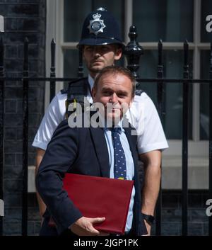 Downing Street, London, Großbritannien. 12. Juli 2022. George Eustice MP, Staatssekretär für Umwelt, Ernährung und Angelegenheiten des ländlichen Raums, in der Downing Street zu einer wöchentlichen Kabinettssitzung. Quelle: Malcolm Park/Alamy Live News Stockfoto