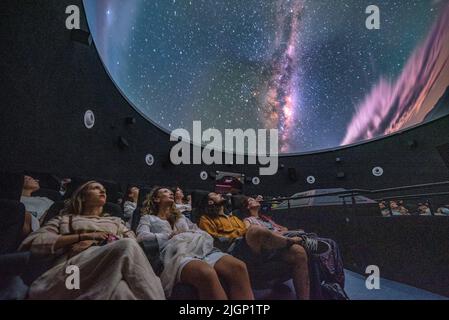 Touristen im Planetarium Ull del Montsec während der Projektion des Videos über die Nacht, die Milchstraße und Astronomie (Àger, Lleida, Spanien) Stockfoto