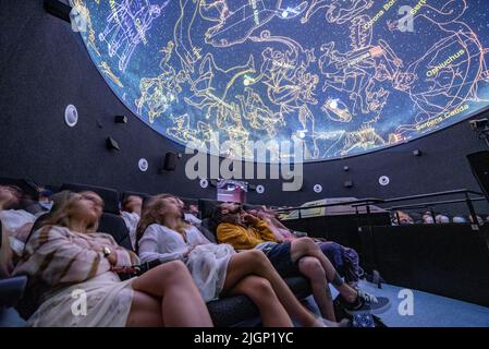 Touristen im Planetarium Ull del Montsec während der Projektion des Videos über die Nacht, die Milchstraße und Astronomie (Àger, Lleida, Spanien) Stockfoto