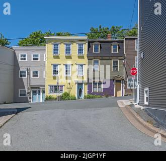 Drei farbenfrohe Stadthäuser von St. John, die gemeinhin als Jelly Bean Houses bezeichnet werden Stockfoto