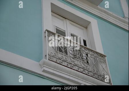 Altes neoklassizistisches Gebäudefenster im historischen Zentrum von Cienfuegos in Kuba. Stockfoto