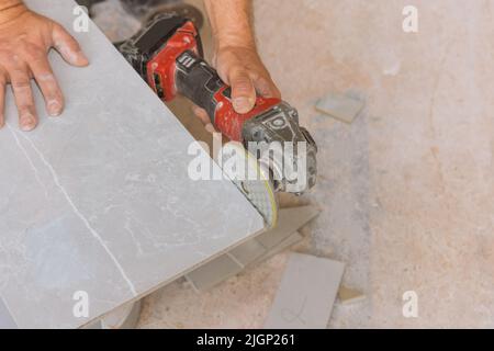 Mit einem Winkelschleifer Polierscheibe mit Diamant zum Polieren der Eckkanten von Fliesen geschnitten Stockfoto