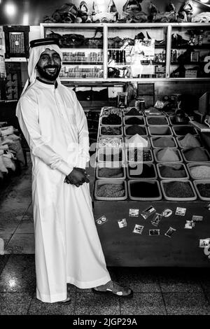 Ein Porträt eines jordanischen Ladenbesitzers in traditioneller Kleidung, Aqaba, Governorate Aqaba, Jordanien. Stockfoto