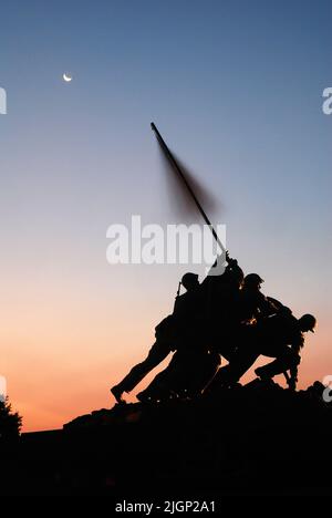 Das United States Marine Corp Memorial in Arlington, Virginia, Washington DC, zeigt das Anheben der Flagge auf Iwo Jima und stellt das berühmte Foto wieder her Stockfoto