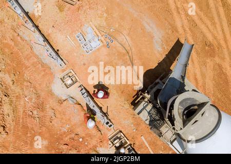 Eine Luftaufnahme von Betonsäulen, die auf einer Baustelle gegossen werden Stockfoto