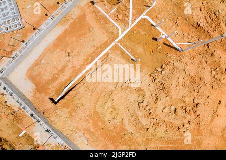 Installation von Abwasser- und Wasserleitungen im Boden unter der Grundlage eines neuen Wohnbauhauses Stockfoto