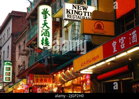 Während die Abenddämmerung in Chinatown in San Francisco anbricht, beginnen die Zeichen der chinesischen Restaurants und ethisch-asiatischen Geschäfte in der Stadt zu leuchten Stockfoto