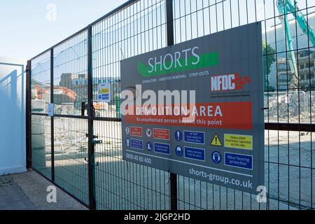 Abbruchbereich Schild, der Firma Shorts, auf einem Drahtzaun in kingston, surrey, england, Warnung keine unbefugte Person über diesen Punkt hinaus Stockfoto