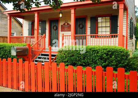 Das Mary Turner Rule Cottage (MTR Cottage). Ein kreolisches Ferienhaus mit Holzrahmen aus den 1840er Jahren im historischen Viertel von Sevilla. Von Pensacola, Florida Stockfoto