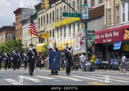 Mitglieder ofd die Ritter von Columbus marschieren bei einer Parade zum amerikanischen Unabhängigkeitstag im Sunset Park-Viertel von Brooklyn, New York. Stockfoto