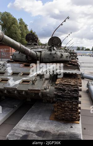 Wrocław, POLEN - 12. JULI 2022: Zerstörte russische Militärausrüstungsausstellung "für Ihre und unsere Freiheit" in Wrocław, zerstörte Panzer T-72BA mit "V Stockfoto