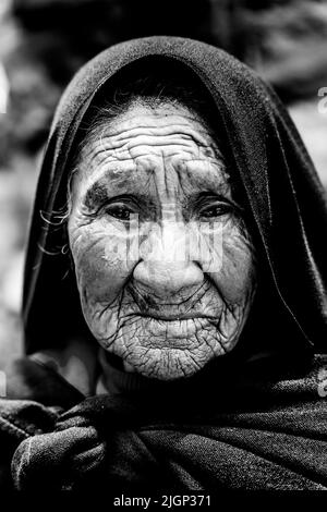 Ein Porträt einer älteren Taquileno-Frau, Taquile Island, Titicacasee, Puno, Peru. Stockfoto