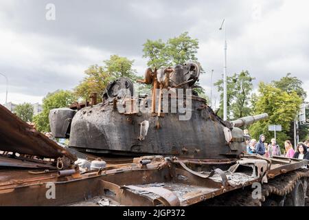 Wrocław, POLEN - 12. JULI 2022: Zerstörte russische Militärausrüstungsausstellung "für Ihre und unsere Freiheit" in Wrocław, Panzerturm T-72BA Stockfoto