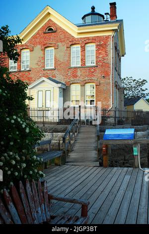 Der Saugerties Lighthouse am Hudson River liegt auf einem viktorianischen Backsteinhaus. Der Leuchtturm ist auch ein Gasthaus und Bed and Breakfast für Touristen Stockfoto