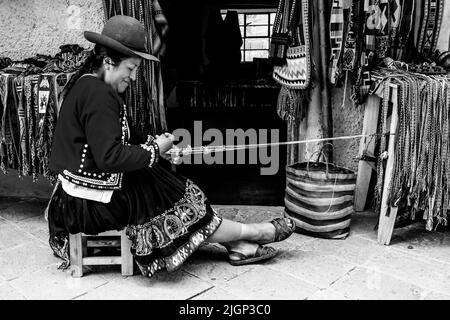 Eine Indigene Frau Zeigt Die Traditionelle Methode Des Wehens Von Wolle In Der Stadt Pisac, Dem Heiligen Tal, Provinz Calca, Peru. Stockfoto