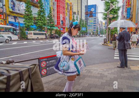 Tokio, Japan-15. September 2018: Junge japanische Frauen, die als Dienstmädchen gekleidet sind, werben für die legendären Dienstmädchen-Cafés in Akihabara, einem Gebiet, das für seine beliebte Dienstmädchen bekannt ist Stockfoto