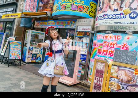 Tokio, Japan-15. September 2018: Junge japanische Frauen, die als Dienstmädchen gekleidet sind, werben für die legendären Dienstmädchen-Cafés in Akihabara, einem Gebiet, das für seine beliebte Dienstmädchen bekannt ist Stockfoto