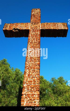 Ein großgezüchtetes christliches Backsteinkreuz steht auf einer ehemaligen kalifornischen Mission im Presidio Park in der Altstadt von San Diego Stockfoto