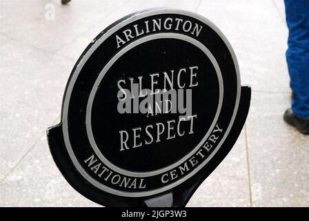 Ein Schild auf dem Arlington National Cemetery in Arlington, nahe Washington DC, fordert Besucher auf, von lauten Geräuschen Abstand zu nehmen und Respekt und Stille zu zeigen Stockfoto