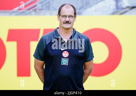 12. Juli 2022, Rheinland-Pfalz, Kaiserslautern: Fotosession 1. FC Kaiserslautern, Teamfoto und Portraits, Fritz-Walter-Stadion. Supervisor Peter Mietthe. Foto: Uwe Anspach/dpa - WICHTIGER HINWEIS: Gemäß den Anforderungen der DFL Deutsche Fußball Liga und des DFB Deutscher Fußball-Bund ist es untersagt, im Stadion und/oder des Spiels aufgenommene Fotos in Form von Sequenzbildern und/oder videoähnlichen Fotoserien zu verwenden oder zu verwenden. Stockfoto