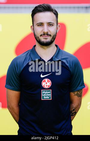 12. Juli 2022, Rheinland-Pfalz, Kaiserslautern: Fotosession 1. FC Kaiserslautern, Teamfoto und Portraits, Fritz-Walter-Stadion. Physiotherapeut Ricardo Bernardy. Foto: Uwe Anspach/dpa - WICHTIGER HINWEIS: Gemäß den Anforderungen der DFL Deutsche Fußball Liga und des DFB Deutscher Fußball-Bund ist es untersagt, im Stadion und/oder des Spiels aufgenommene Fotos in Form von Sequenzbildern und/oder videoähnlichen Fotoserien zu verwenden oder zu verwenden. Stockfoto