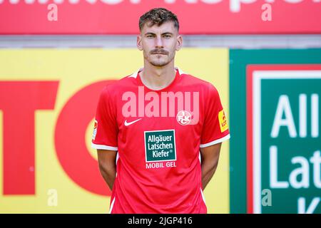 12. Juli 2022, Rheinland-Pfalz, Kaiserslautern: Fotosession 1. FC Kaiserslautern, Teamfoto und Portraits, Fritz-Walter-Stadion. Kaiserslauterns Kevin Kraus. Foto: Uwe Anspach/dpa - WICHTIGER HINWEIS: Gemäß den Anforderungen der DFL Deutsche Fußball Liga und des DFB Deutscher Fußball-Bund ist es untersagt, im Stadion und/oder des Spiels aufgenommene Fotos in Form von Sequenzbildern und/oder videoähnlichen Fotoserien zu verwenden oder zu verwenden. Stockfoto