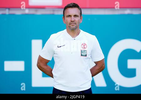 12. Juli 2022, Rheinland-Pfalz, Kaiserslautern: Fotosession 1. FC Kaiserslautern, Teamfoto und Portraits, Fritz-Walter-Stadion. Trainer Oliver Schäfer von Kaiserslautern für Leichtathletik. Foto: Uwe Anspach/dpa - WICHTIGER HINWEIS: Gemäß den Anforderungen der DFL Deutsche Fußball Liga und des DFB Deutscher Fußball-Bund ist es untersagt, im Stadion und/oder des Spiels aufgenommene Fotos in Form von Sequenzbildern und/oder videoähnlichen Fotoserien zu verwenden oder zu verwenden. Stockfoto