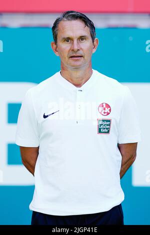 12. Juli 2022, Rheinland-Pfalz, Kaiserslautern: Fotosession 1. FC Kaiserslautern, Teamfoto und Portraits, Fritz-Walter-Stadion. Kaiserslautern-Trainer Dirk Schuster. Foto: Uwe Anspach/dpa - WICHTIGER HINWEIS: Gemäß den Anforderungen der DFL Deutsche Fußball Liga und des DFB Deutscher Fußball-Bund ist es untersagt, im Stadion und/oder des Spiels aufgenommene Fotos in Form von Sequenzbildern und/oder videoähnlichen Fotoserien zu verwenden oder zu verwenden. Stockfoto