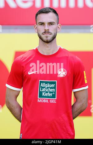 12. Juli 2022, Rheinland-Pfalz, Kaiserslautern: Fotosession 1. FC Kaiserslautern, Teamfoto und Portraits, Fritz-Walter-Stadion. Boris Tomiak von Kaiserslautern. Foto: Uwe Anspach/dpa - WICHTIGER HINWEIS: Gemäß den Anforderungen der DFL Deutsche Fußball Liga und des DFB Deutscher Fußball-Bund ist es untersagt, im Stadion und/oder des Spiels aufgenommene Fotos in Form von Sequenzbildern und/oder videoähnlichen Fotoserien zu verwenden oder zu verwenden. Stockfoto