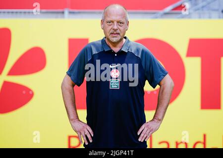 12. Juli 2022, Rheinland-Pfalz, Kaiserslautern: Fotosession 1. FC Kaiserslautern, Teamfoto und Portraits, Fritz-Walter-Stadion. Physiotherapeut Norman Schild. Foto: Uwe Anspach/dpa - WICHTIGER HINWEIS: Gemäß den Anforderungen der DFL Deutsche Fußball Liga und des DFB Deutscher Fußball-Bund ist es untersagt, im Stadion und/oder des Spiels aufgenommene Fotos in Form von Sequenzbildern und/oder videoähnlichen Fotoserien zu verwenden oder zu verwenden. Stockfoto