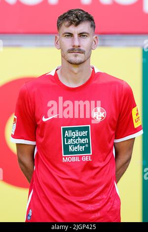 12. Juli 2022, Rheinland-Pfalz, Kaiserslautern: Fotosession 1. FC Kaiserslautern, Teamfoto und Portraits, Fritz-Walter-Stadion. Kaiserslauterns Kevin Kraus. Foto: Uwe Anspach/dpa - WICHTIGER HINWEIS: Gemäß den Anforderungen der DFL Deutsche Fußball Liga und des DFB Deutscher Fußball-Bund ist es untersagt, im Stadion und/oder des Spiels aufgenommene Fotos in Form von Sequenzbildern und/oder videoähnlichen Fotoserien zu verwenden oder zu verwenden. Stockfoto