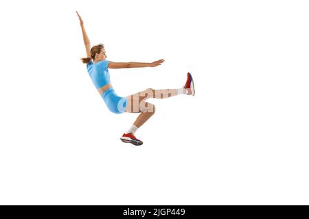 Dreisprung-Technik. Studio Aufnahme von weiblichen Athleten in Sportuniform springen isoliert auf weißem Hintergrund. Konzept von Sport, Action, Bewegung, Geschwindigkeit. Stockfoto