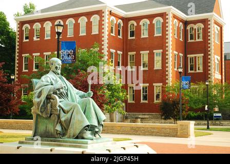 Eine Statue von James Kennedy Patterson befindet sich auf dem Campus der University of Kentucky in Lexington. Er war der erste Präsident der Universität Stockfoto