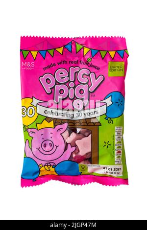 Beutel mit M&S Percy Pig Süßigkeiten feiert 30 Jahre mit echtem Fruchtsaft isoliert auf weißem Hintergrund - limitierte Auflage Stockfoto