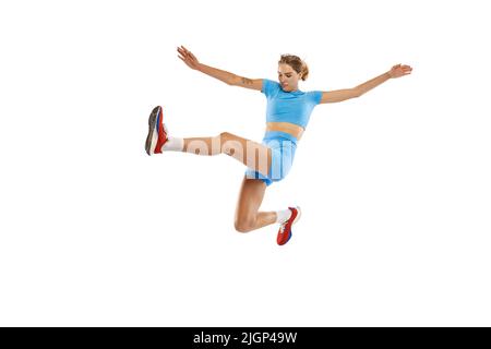 Dreisprung-Technik. Studio Aufnahme von weiblichen Athleten in Sportuniform springen isoliert auf weißem Hintergrund. Konzept von Sport, Action, Bewegung, Geschwindigkeit. Stockfoto